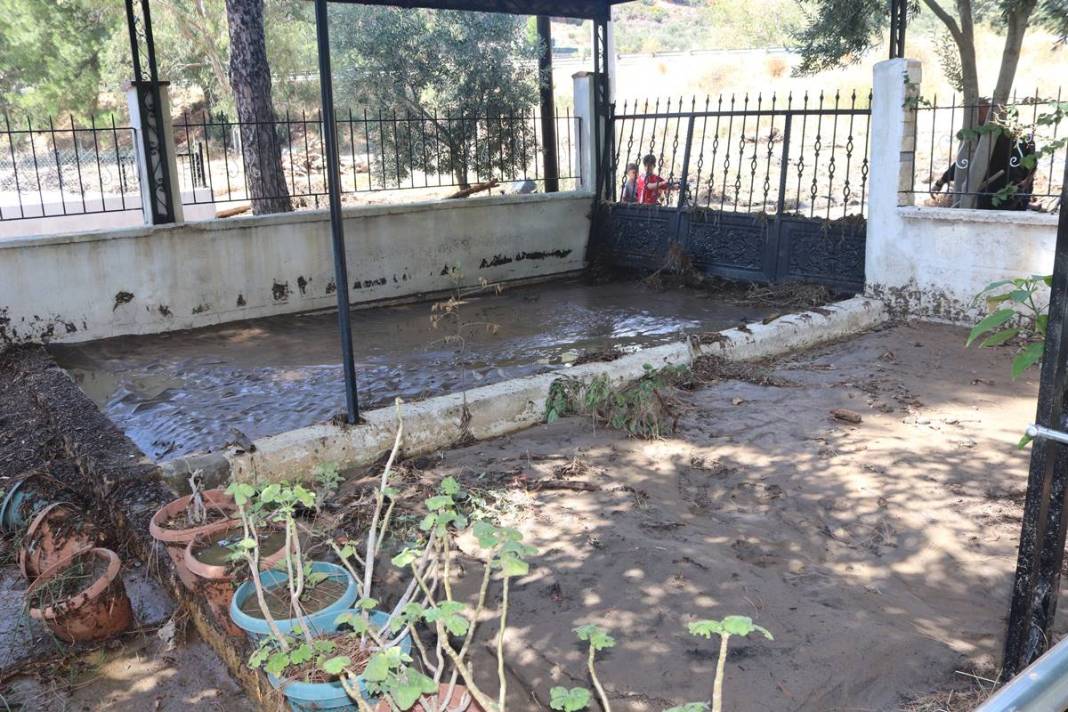 O kentte yollar çöktü: Gece yarısı felaketi yaşadılar! Gün aydınlanınca korkunç manzara ortaya çıktı 26